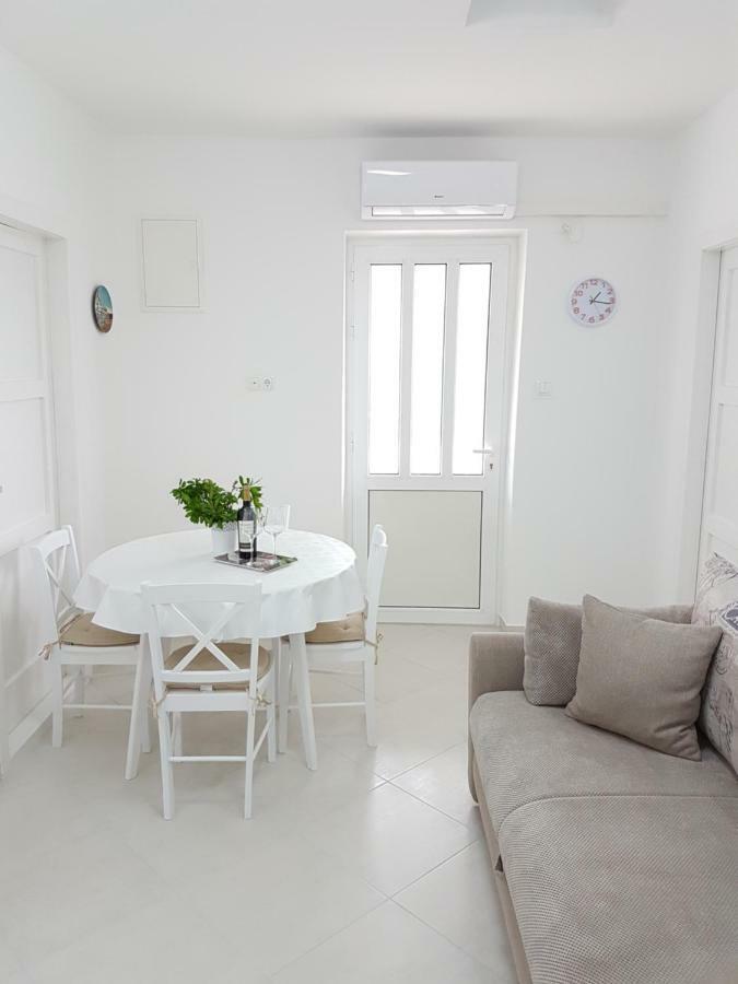שיבניק Apartmani Luka & Iva מראה חיצוני תמונה
